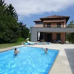 Architetti Piemonte, Entire Private With Infinity Pool And Poolhouse, 5 Bedroom, Six Bathroom Perfect For Families And Friends * Calamandrana