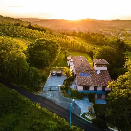 Architetti Piemonte, Entire Private With Infinity Pool And Poolhouse, 5 Bedroom, Six Bathroom Perfect For Families And Friends Villa
