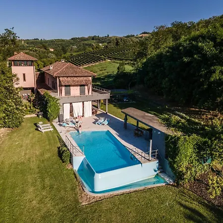 Architetti Piemonte, Entire Private With Infinity Pool And Poolhouse, 5 Bedroom, Six Bathroom Perfect For Families And Friends Villa Calamandrana